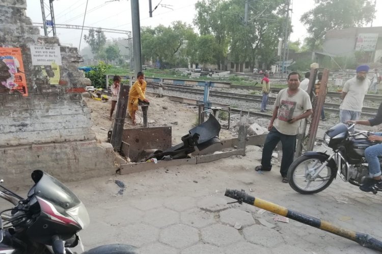 फिल्लौर में बड़ा हादसा टला, फाटक तोड़ रेलवे ट्रैक पर पहुंचा ट्राला, ट्रेन से भी टकराया