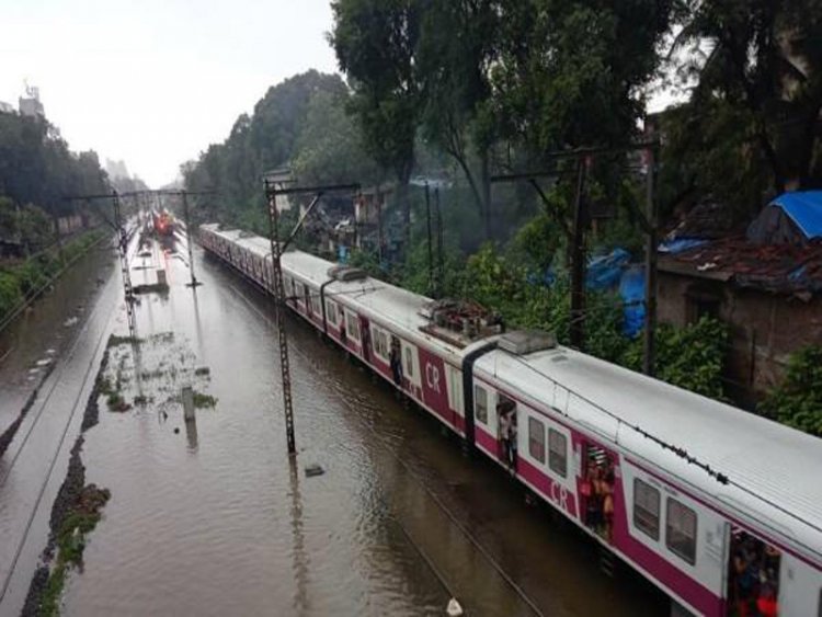 मुंबई में भारी बारिश ने मचाया कहर 3 मरे, जमीन धंसने से मलबे में फंसी 15 कारें