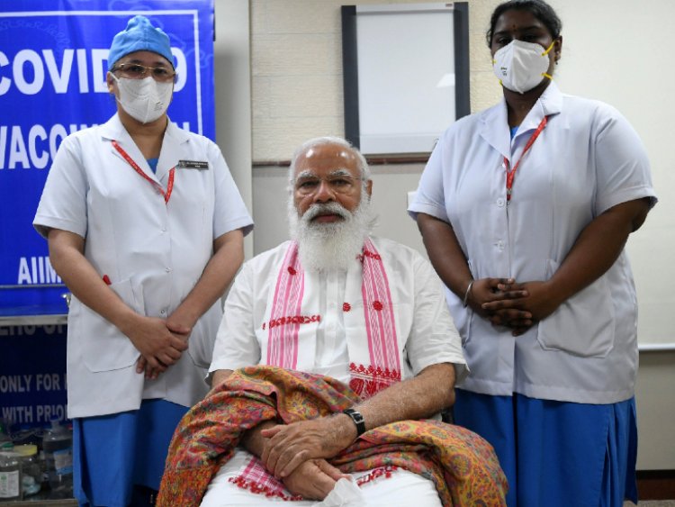 प्रधानमंत्री नरेंदर मोदी और केन्द्री राज्य मंत्री  सोमप्रकाश ने लगवाई कोरोना वैक्सीन