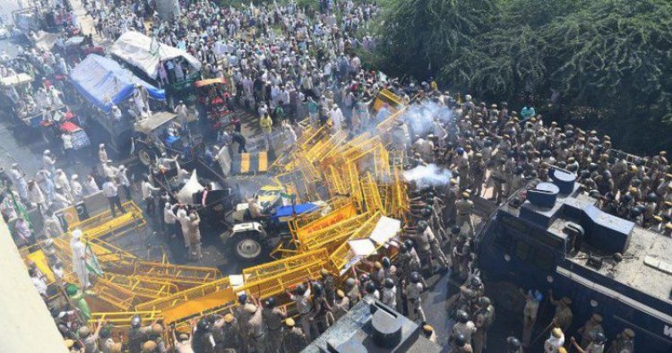 दिल्ली के बार्डरों पर किसानों और पुलिस में हल्की झड़प, पुलिस ने छोड़े आंसू गैस के गोले