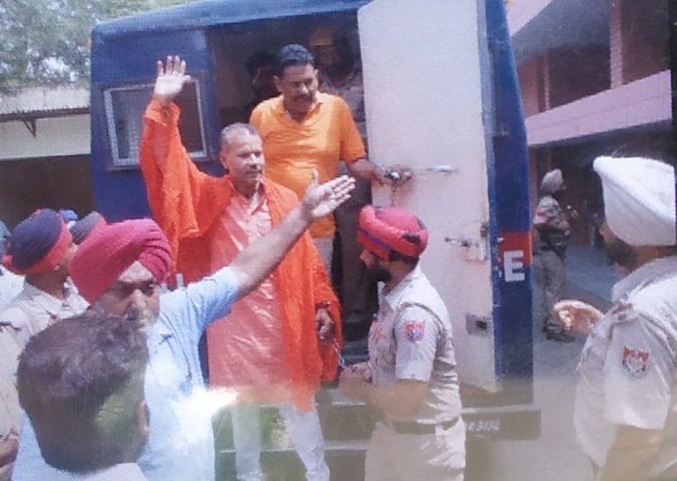 हिन्दू नेताओं की पेशी,पुलिस छावनी में तब्दील हुआ कोर्ट परिसर