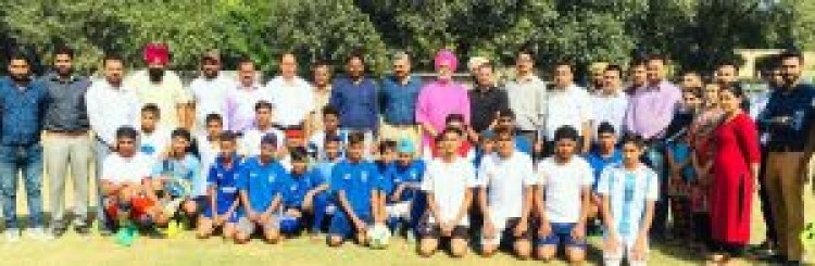 सरकारी सी.सै. स्कूल फगवाड़ा में आयोजित जिला स्तरीय फुटबाल टूर्नामैंट का पूर्व मंत्री मान ने किया उद्घाटन