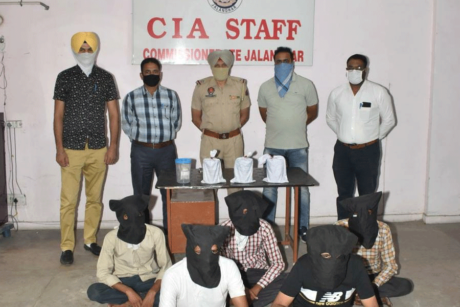 शिव सेना नेता सहित पांच लोगों को काले माल के साथ किया गिरफ्तार