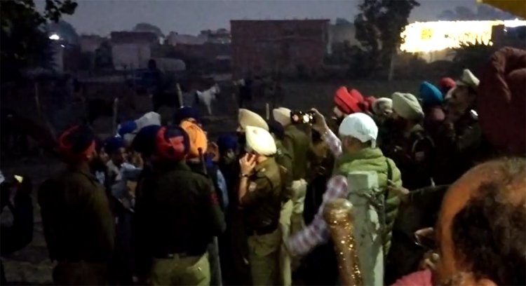 बड़ी ख़बर : पुलिस और निहंग सिंघों में टकराव, दोनों और से चली गोलियां